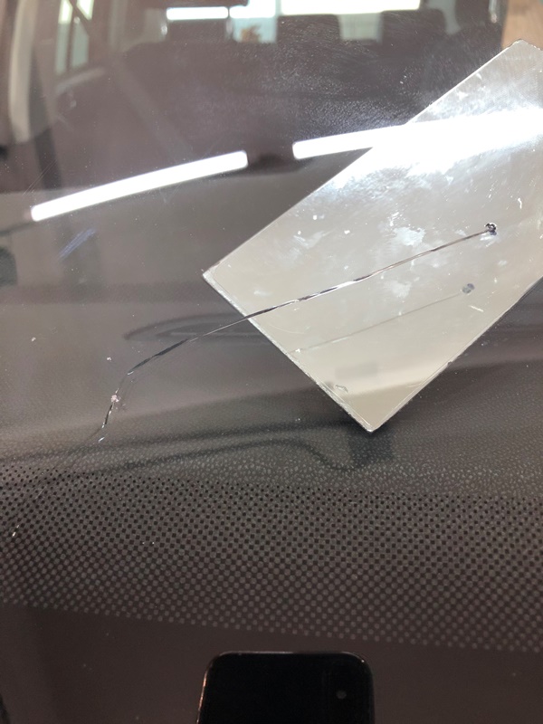 Технология ремонта трещины лобового стекла
